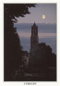 601990 Afbeelding van de maan naast de Domtoren te Utrecht, in de schemering.